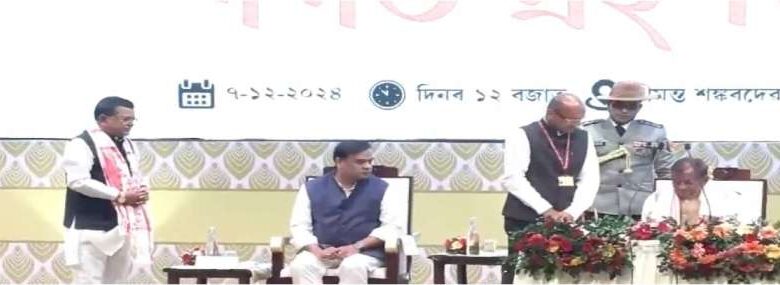 असम सरकार में चार नए मंत्रियों को शपथ, हिमंत बिस्व सरमा ने दी जानकारी असम सरकार में चार नए मंत्रियों को शपथ, हिमंत बिस्व सरमा ने दी जानकारी
