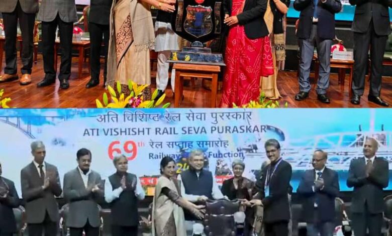 रेल मंत्री ने 101 रेल कर्मियों को अति विशिष्ट रेल सेवा पुरस्कार से पुरस्कृत किया रेल मंत्री ने 101 रेल कर्मियों को अति विशिष्ट रेल सेवा पुरस्कार से पुरस्कृत किया