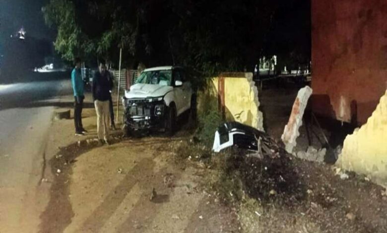 तेज रफ्तार कार और बाइक में भीषण टक्कर, एक की मौत तेज रफ्तार कार और बाइक में भीषण टक्कर, एक की मौत