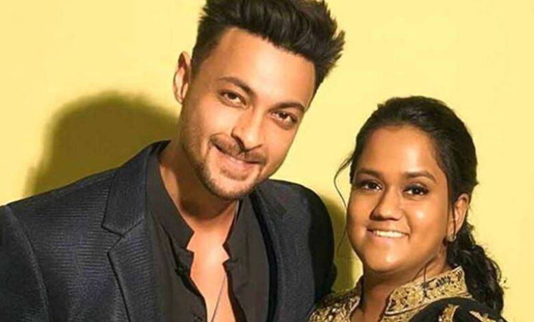 पत्नी के नाम का टैटू बनवाकर चर्चा में आए आयुष शर्मा, ट्रोल्स ने साधा निशाना पत्नी के नाम का टैटू बनवाकर चर्चा में आए आयुष शर्मा, ट्रोल्स ने साधा निशाना
