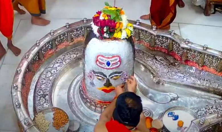सोमवती अमावस्या पर महाकाल का दिव्य श्रृंगार, मस्तक पर चंद्र और त्रिपुंड सोमवती अमावस्या पर महाकाल का दिव्य श्रृंगार, मस्तक पर चंद्र और त्रिपुंड
