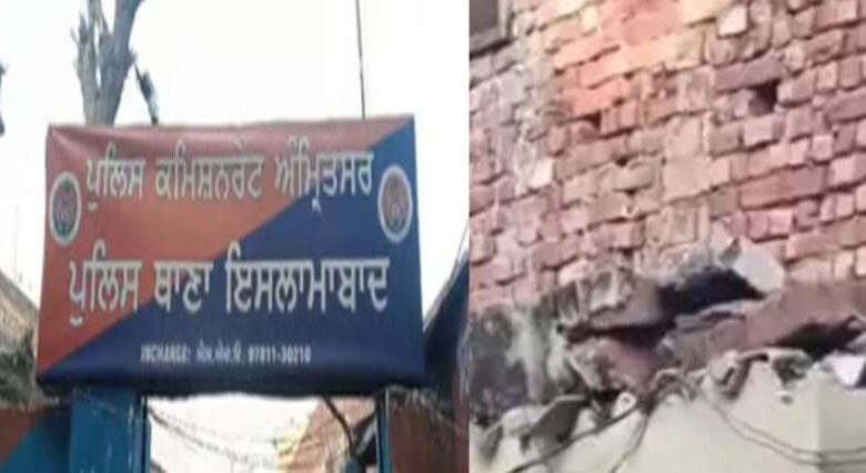अमृतसर के इस्लामाबाद थाने के अंदर हुआ विस्फोट, दहशत में आए लोगों अमृतसर के इस्लामाबाद थाने के अंदर हुआ विस्फोट, दहशत में आए लोगों