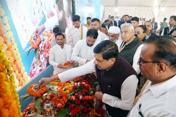नर्मदापुरम में 18 हजार करोड़ निवेश, 24 हजार युवाओं को रोजगार नर्मदापुरम में 18 हजार करोड़ निवेश, 24 हजार युवाओं को रोजगार