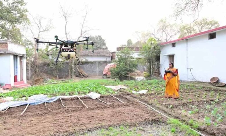 एक एकड़ की फसल, दस मिनट ड्रोन का काम और ड्रोन दीदी ने कमा लिये 300 रुपए एक एकड़ की फसल, दस मिनट ड्रोन का काम और ड्रोन दीदी ने कमा लिये 300 रुपए
