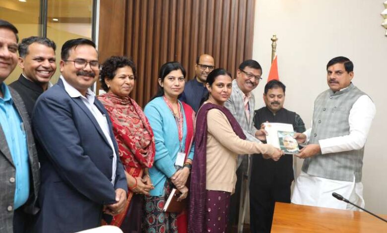 राज्य प्रशासनिक सेवा संघ के अधिकारियों ने माननीय मुख्यमंत्री जी की मुलाकात , संघ की लंबित मांगों से अवगत कराया राज्य प्रशासनिक सेवा संघ के अधिकारियों ने माननीय मुख्यमंत्री जी की मुलाकात , संघ की लंबित मांगों से अवगत कराया
