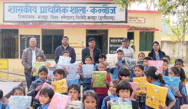 बैगा बहुल ग्राम कन्नौज की प्राथमिक विद्यालय के बच्चों को बांटे गए गर्म कपड़े