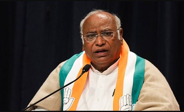 चुनाव आयोग की अखंडता नष्ट करना संविधान और लोकतंत्र पर सीधा हमला – मल्लिकार्जुन खरगे चुनाव आयोग की अखंडता नष्ट करना संविधान और लोकतंत्र पर सीधा हमला – मल्लिकार्जुन खरगे