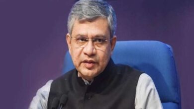 अनारक्षित और आरक्षित कोचों में वेटिंग लिस्ट यात्रियों पर रेल मंत्री का बड़ा बयान, कहा….