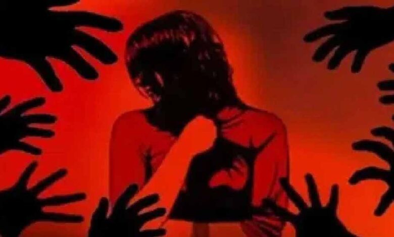 दुर्ग में DSP ने डॉक्टर की पत्नी से किया रेप, सदमे में चली गई थी पीड़िता, अब पति के कहने पर दर्ज कराई FIR दुर्ग में DSP ने डॉक्टर की पत्नी से किया रेप, सदमे में चली गई थी पीड़िता, अब पति के कहने पर दर्ज कराई FIR
