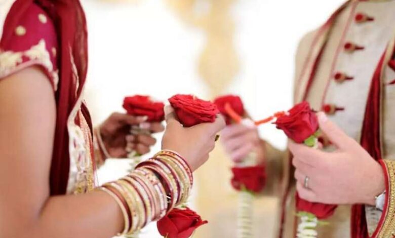 दूल्हा-दुल्हन को उपहार में मिल रहा हेलमेट, सडक़ हादसों को रोकने समाज की अनोखी पहल दूल्हा-दुल्हन को उपहार में मिल रहा हेलमेट, सडक़ हादसों को रोकने समाज की अनोखी पहल