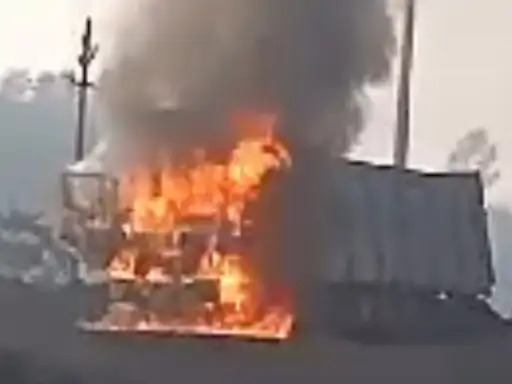 कोयला खदान अंतर्गत एक ट्रैलर में लगी-वाहन चालक बचा बाल-बाल कोयला खदान अंतर्गत एक ट्रैलर में लगी-वाहन चालक बचा बाल-बाल