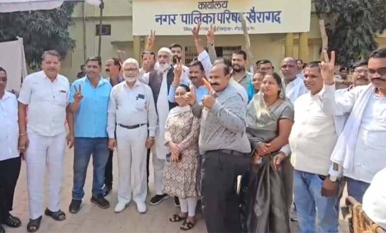 खैरागढ़ नपा में गजब का खेल, भाजपा पार्षदों की क्रास वोटिंग से बची कांग्रेस के रज्जाक खान की कुर्सी खैरागढ़ नपा में गजब का खेल, भाजपा पार्षदों की क्रास वोटिंग से बची कांग्रेस के रज्जाक खान की कुर्सी