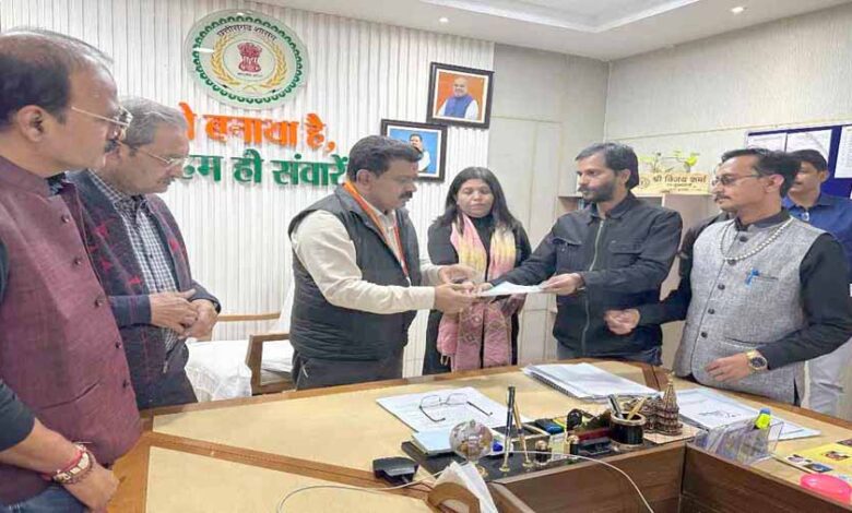 पत्रकार मुकेश चंद्राकर की हत्या को लेकर रायपुर प्रेस क्लब के पदाधिकारियों ने गृहमंत्री को सौंपा ज्ञापन पत्रकार मुकेश चंद्राकर की हत्या को लेकर रायपुर प्रेस क्लब के पदाधिकारियों ने गृहमंत्री को सौंपा ज्ञापन
