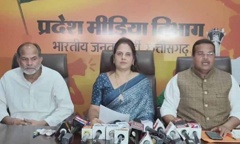 नगर निगम में नेता प्रतिपक्ष मीनल चौबे ने महापौर एजाज ढेबर पर लगाया बड़ा आरोप, रायपुर के विकास का सबसे बड़ा रोड़ा नगर निगम में नेता प्रतिपक्ष मीनल चौबे ने महापौर एजाज ढेबर पर लगाया बड़ा आरोप, रायपुर के विकास का सबसे बड़ा रोड़ा