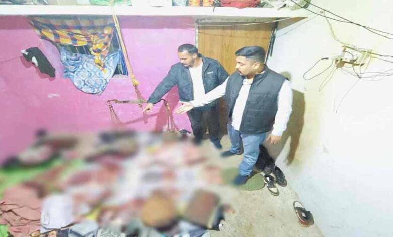 घर में बड़ी मात्रा में मिला गौ मांस, 5 संदेही पुलिस हिरासत में घर में बड़ी मात्रा में मिला गौ मांस, 5 संदेही पुलिस हिरासत में