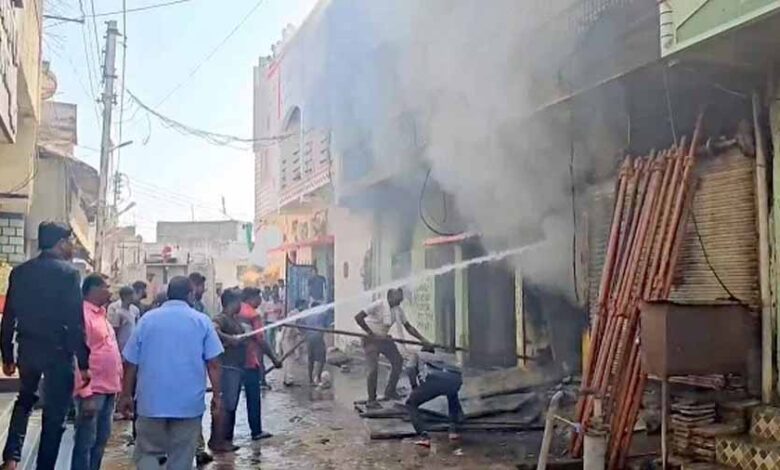 बरेठ पारा स्थित टेंट हाउस के गोदाम में भीषण आग, लाखों का सामान जलकर खाक बरेठ पारा स्थित टेंट हाउस के गोदाम में भीषण आग, लाखों का सामान जलकर खाक