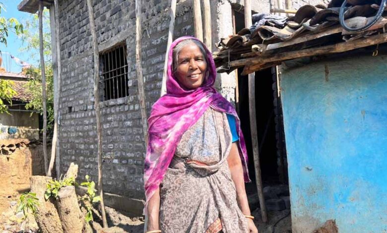 मानबाई के परिवार को खपरैल वाले कवेलू की जगह मिली पक्की छत मानबाई के परिवार को खपरैल वाले कवेलू की जगह मिली पक्की छत