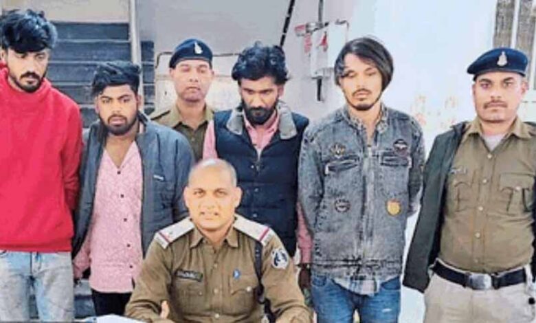 एटीएम से मशीन से पैसे निकलने वाला गिरोह गिरफ्तार, कस्टमर के पैसे नहीं निकलने पर हुआ शक, पुलिस को दी सूचना एटीएम से मशीन से पैसे निकलने वाला गिरोह गिरफ्तार, कस्टमर के पैसे नहीं निकलने पर हुआ शक, पुलिस को दी सूचना