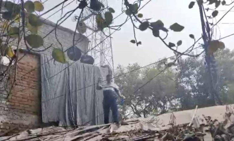 मकान खाली कराने प्रशासनिक कार्रवाई के दौरान बड़ा हंगामा, परिवार ने की आत्मदाह करने की कोशिश मकान खाली कराने प्रशासनिक कार्रवाई के दौरान बड़ा हंगामा, परिवार ने की आत्मदाह करने की कोशिश
