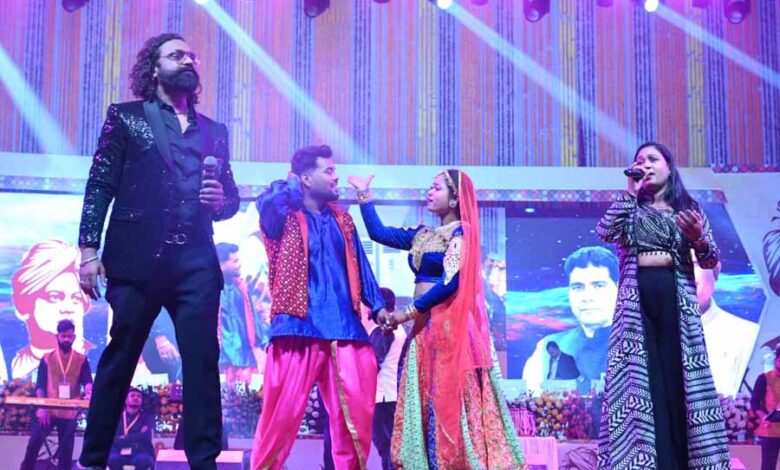 छत्तीसगढ़ी फिल्म और संगीत उद्योग के उभरते सितारे अनुराग शर्मा ने युवाओं में जमाया रंग छत्तीसगढ़ी फिल्म और संगीत उद्योग के उभरते सितारे अनुराग शर्मा ने युवाओं में जमाया रंग