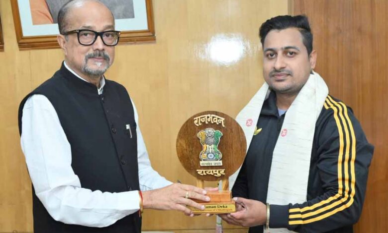राज्यपाल डेका से पैरा एशिया कप के गोल्ड मेडल विजेता श्री झा ने सौजन्य भेंट की राज्यपाल डेका से पैरा एशिया कप के गोल्ड मेडल विजेता श्री झा ने सौजन्य भेंट की