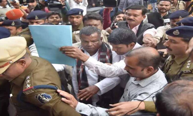 छत्तीसगढ़ शराब घोटाला: मंत्री लखमा गिरफ्तार कर सात दिन की रिमांड पर भेजे गए छत्तीसगढ़ शराब घोटाला: मंत्री लखमा गिरफ्तार कर सात दिन की रिमांड पर भेजे गए