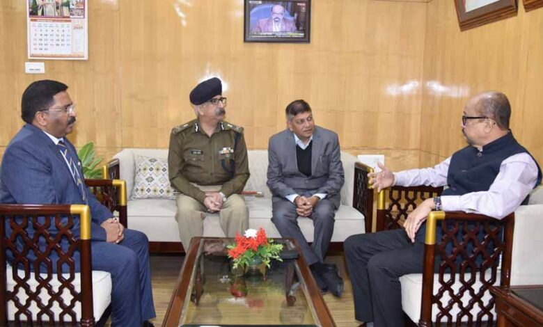 राज्यपाल डेका को मुख्य सचिव एवं वरिष्ठ अधिकारियों ने दी नए वर्ष की शुभकामनाएं राज्यपाल डेका को मुख्य सचिव एवं वरिष्ठ अधिकारियों ने दी नए वर्ष की शुभकामनाएं