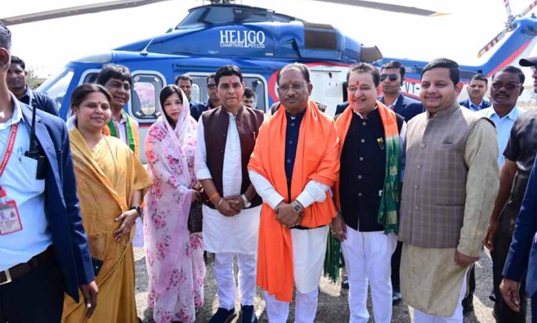 मुख्यमंत्री विष्णुदेव साय के महासमुंद आगमन पर जनप्रतिनिधियों ने किया आत्मीय स्वागत मुख्यमंत्री विष्णुदेव साय के महासमुंद आगमन पर जनप्रतिनिधियों ने किया आत्मीय स्वागत
