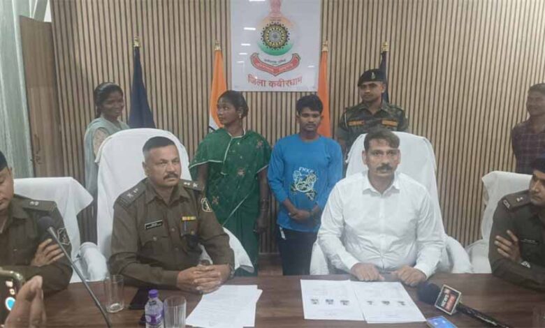 कवर्धा में 10 लाख के इनामी नक्सली दंपत्ति ने किया सरेण्डर कवर्धा में 10 लाख के इनामी नक्सली दंपत्ति ने किया सरेण्डर