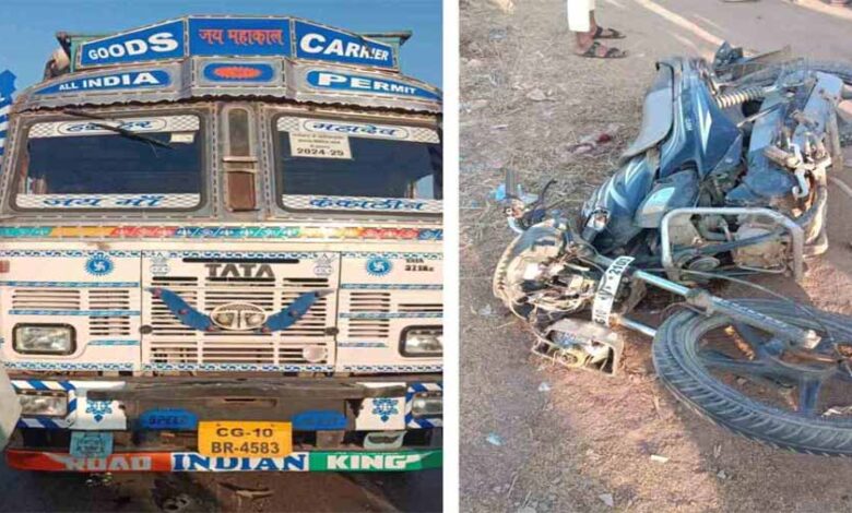 ट्रक ने मोटरसाइकिल को मारी टक्कर, एक युवक की मौत, दूसरा गंभीर ट्रक ने मोटरसाइकिल को मारी टक्कर, एक युवक की मौत, दूसरा गंभीर