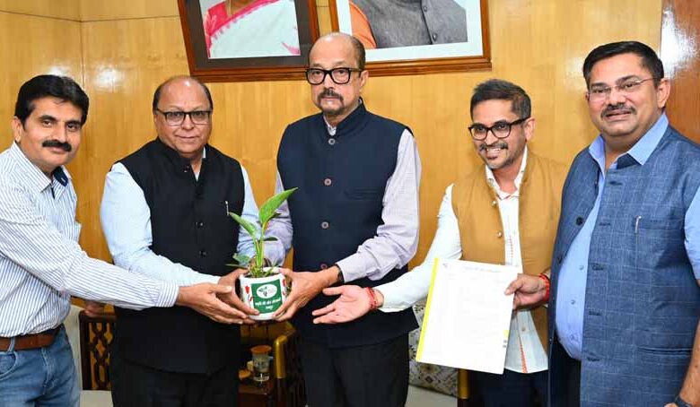 राज्यपाल डेका को मिला फ्लावर शो का आमंत्रण राज्यपाल डेका को मिला फ्लावर शो का आमंत्रण