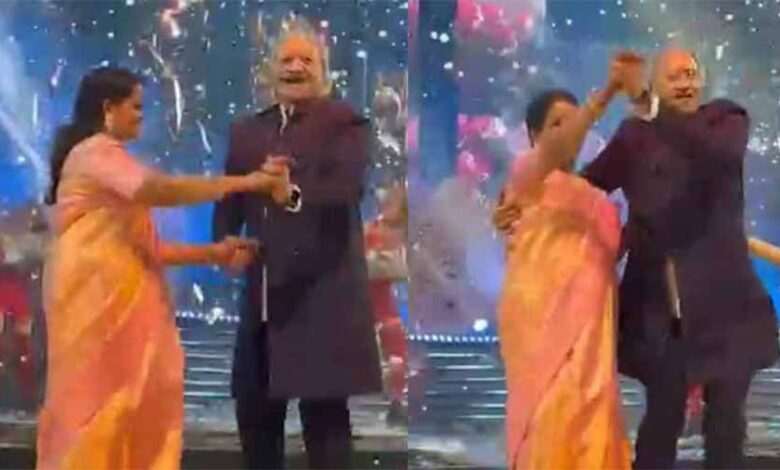 छोटे बेटे के संगीत कार्यक्रम में झूमकर नाचे सांसद बृजमोहन छोटे बेटे के संगीत कार्यक्रम में झूमकर नाचे सांसद बृजमोहन