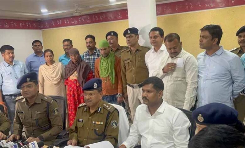 डबल मर्डर का सनसनीखेज खुलासा, आरोपी ऑटो चालक महिला सहयोगी के साथ हुआ गिरफ्तार डबल मर्डर का सनसनीखेज खुलासा, आरोपी ऑटो चालक महिला सहयोगी के साथ हुआ गिरफ्तार
