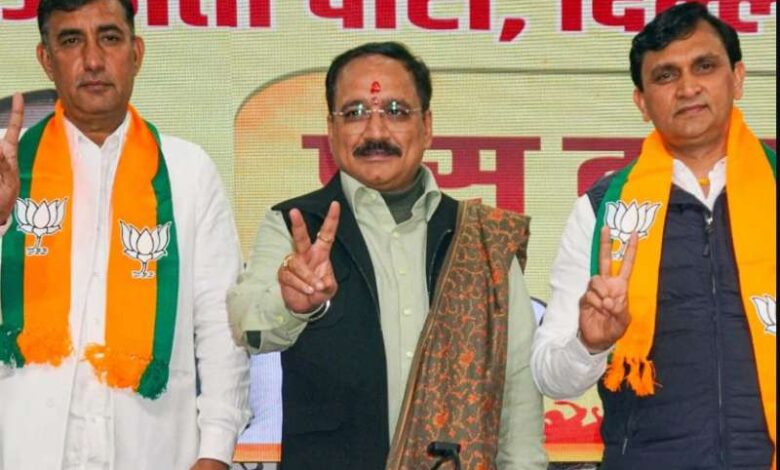 चुनाव से पहले आप के दो पार्षद रविंद्र सोलंकी और नरेंद्र गिरसा बीजेपी में शामिल चुनाव से पहले आप के दो पार्षद रविंद्र सोलंकी और नरेंद्र गिरसा बीजेपी में शामिल