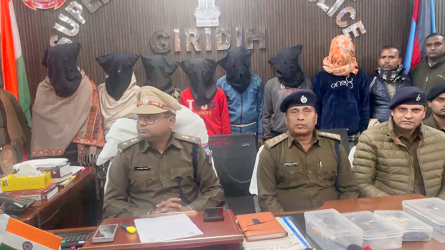पुजारी के घर डकैती मामले के फरार सात आरोपियों को पुलिस ने किय्या गिरफ्तार, पूर्व में दो की हुई थी गिरफ्तारी पुजारी के घर डकैती मामले के फरार सात आरोपियों को पुलिस ने किय्या गिरफ्तार, पूर्व में दो की हुई थी गिरफ्तारी