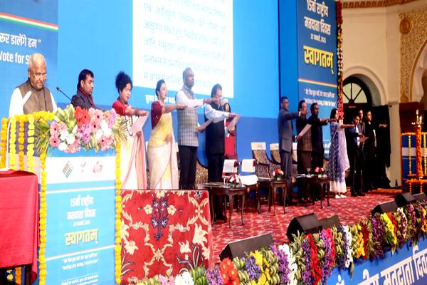 निष्पक्ष निर्वाचन और मतदाताओं की सहभागिता, लोकतंत्र का मूलाधार : राज्यपाल पटेल निष्पक्ष निर्वाचन और मतदाताओं की सहभागिता, लोकतंत्र का मूलाधार : राज्यपाल पटेल