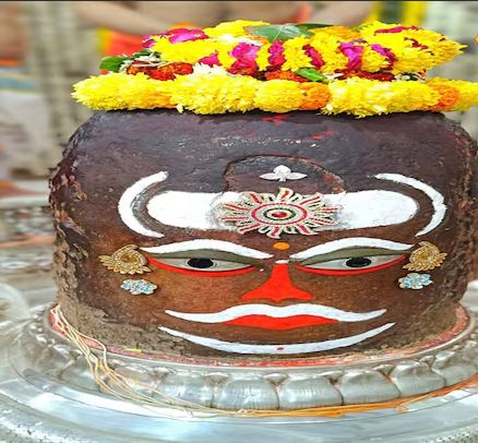 दिव्य रजत मुकुट और चंदन से सजे उज्जैन के राजा, दिव्य रजत मुकुट और चंदन से सजे उज्जैन के राजा,