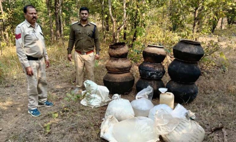 300 लीटर महुआ शराब व 3600 किलो लाहन जब्त 300 लीटर महुआ शराब व 3600 किलो लाहन जब्त