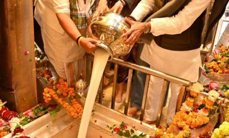 उप मुख्यमंत्री शुक्ल ने बाबा विश्वनाथ का किया अभिषेक उप मुख्यमंत्री शुक्ल ने बाबा विश्वनाथ का किया अभिषेक