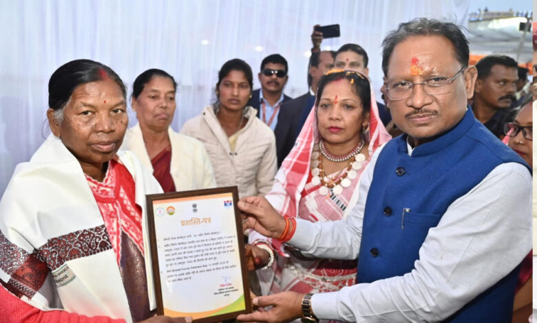रायपुर : मुख्यमंत्री विष्णु देव साय ने सशस्त्र सेना वयोवृद्ध दिवस पर शहीद परिवारों का किया सम्मान रायपुर : मुख्यमंत्री विष्णु देव साय ने सशस्त्र सेना वयोवृद्ध दिवस पर शहीद परिवारों का किया सम्मान