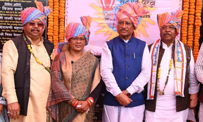 रायपुर : मुख्यमंत्री विष्णु देव साय ने तातापानी महोत्सव में विभागीय स्टॉलों का किया अवलोकन रायपुर : मुख्यमंत्री विष्णु देव साय ने तातापानी महोत्सव में विभागीय स्टॉलों का किया अवलोकन