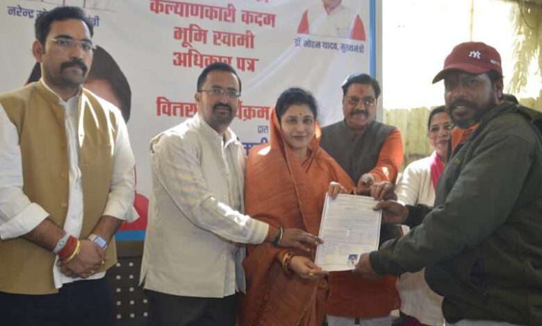 भूमि स्वामी अधिकार-पत्र देकर बनाया मालिक : राज्य मंत्री गौर भूमि स्वामी अधिकार-पत्र देकर बनाया मालिक : राज्य मंत्री गौर