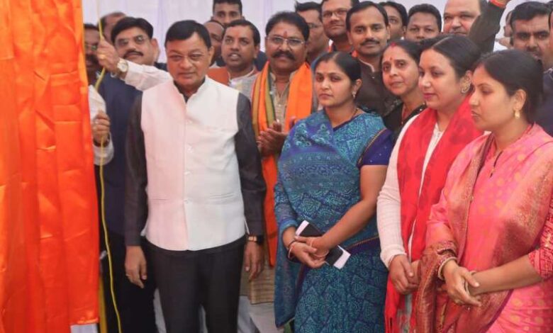 उद्योग मंत्री ने दी 9.05 करोड़ के विकास कार्यों की रखी नींव, संवरेंगे मुड़ापार बाजार और स्टेडियम मार्ग उद्योग मंत्री ने दी 9.05 करोड़ के विकास कार्यों की रखी नींव, संवरेंगे मुड़ापार बाजार और स्टेडियम मार्ग