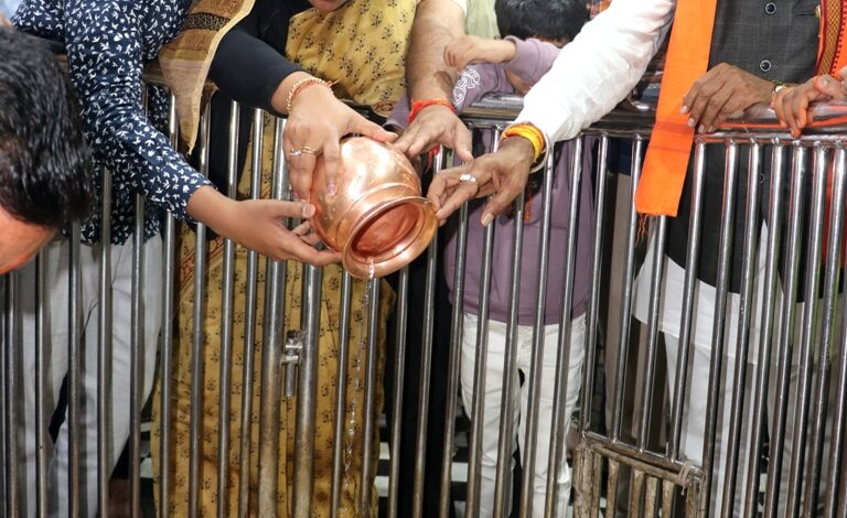 राज्यमंत्री बागरी ने ओंकारेश्वर ज्योतिर्लिंग महादेव के दर्शन कर जलाभिषेक किया राज्यमंत्री बागरी ने ओंकारेश्वर ज्योतिर्लिंग महादेव के दर्शन कर जलाभिषेक किया