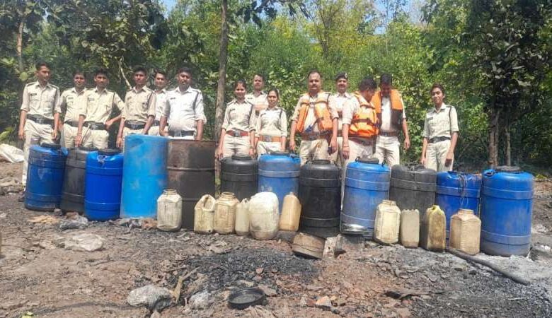 अलग-अलग कार्रवाई में भारी मात्रा में देशी मदिरा बरामद, 6 आरोपी गिरफ्तार अलग-अलग कार्रवाई में भारी मात्रा में देशी मदिरा बरामद, 6 आरोपी गिरफ्तार