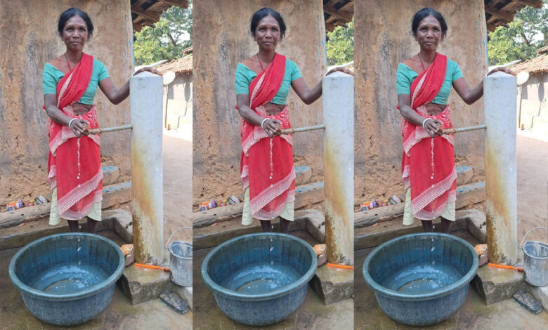 पहले नदी से लाती थीं पानी, अब सोलर पंप ने बदल दी जिंदगी पहले नदी से लाती थीं पानी, अब सोलर पंप ने बदल दी जिंदगी