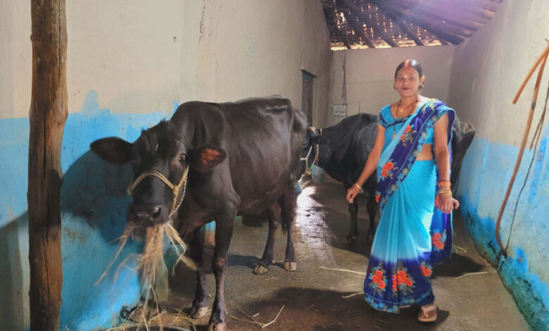 लखपति दीदी रूणा गुप्ता गांव की महिलाओं को कर रहीं प्रेरित लखपति दीदी रूणा गुप्ता गांव की महिलाओं को कर रहीं प्रेरित