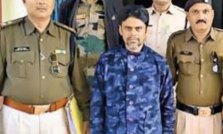 छत्तीसगढ़ में पकड़ाया सीरियल किलर तांत्रिक, पैसे उधार ले कर गंगाजल में साइनाइड मिलाकर मार डालता था छत्तीसगढ़ में पकड़ाया सीरियल किलर तांत्रिक, पैसे उधार ले कर गंगाजल में साइनाइड मिलाकर मार डालता था