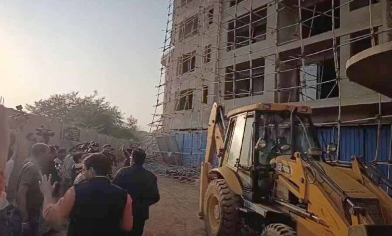 वीआईपी रोड पर निर्माणाधीन इमारत का हिस्सा गिरा, 9 मजदूर घायल, एक की मौत वीआईपी रोड पर निर्माणाधीन इमारत का हिस्सा गिरा, 9 मजदूर घायल, एक की मौत