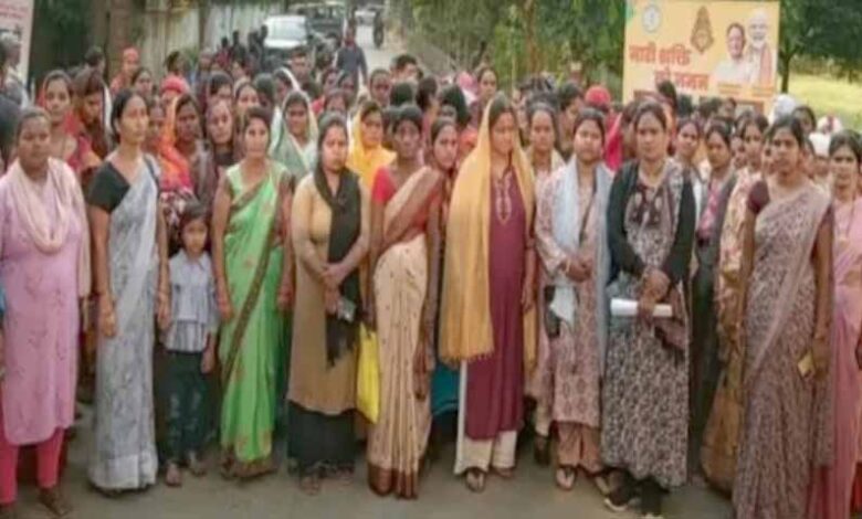 फ्लोरा मैक्स फर्जीवाड़ा: हिलाओं ने लिया 40 हजार लोन, हो गईं चार लाख कर्जदार फ्लोरा मैक्स फर्जीवाड़ा: हिलाओं ने लिया 40 हजार लोन, हो गईं चार लाख कर्जदार
